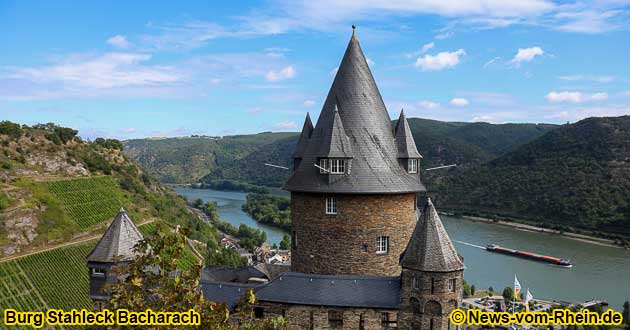 Bacharach ist berhmt durch seine Weinberge und die Burg Stahleck, die hoch ber dem Rhein thront