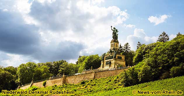 Das Niederwald-Denkmal mit dem Standbild der Germania ist das Wahrzeichen von Rdesheim.