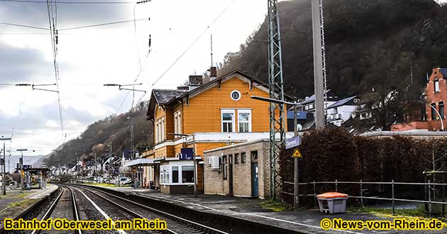 Am Bahnhof von Oberwesel am Rhein fahren Zge in Richtung Koblenz, Mainz und Kaiserslautern